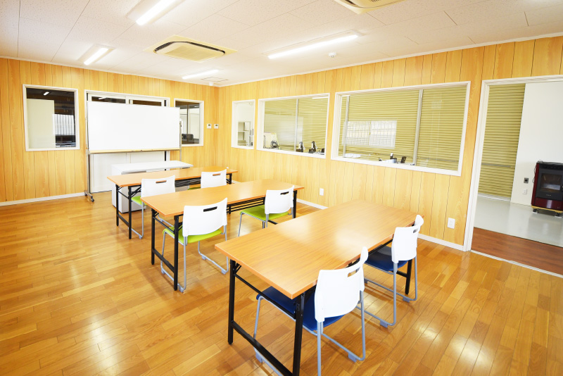 200坪の敷地に学校教室や作業教育スペース、カフェスタイルミーティングルームなどを完備
